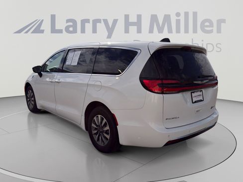 Used 2024 Chrysler Pacifica Limited FWD image 3