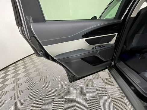 Used 2025 Lincoln Nautilus Premier image 26