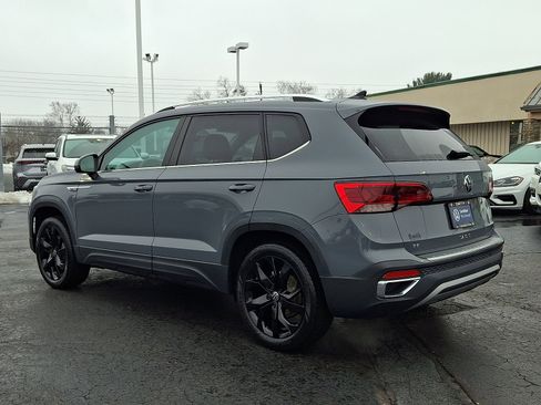 Certified 2023 Volkswagen Taos SE w/ Panoramic Sunroof Package image 4