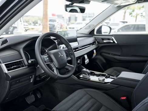 Used 2025 Mitsubishi Outlander SE image 2