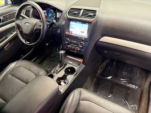 Used 2017 Ford Explorer XLT w/ Equipment Group 202A FWD image 12