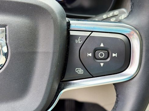 Used 2023 Volvo XC40 B5 Plus AWD/4WD image 17