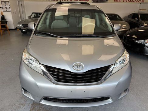 Used 2011 Toyota Sienna LE FWD image 2