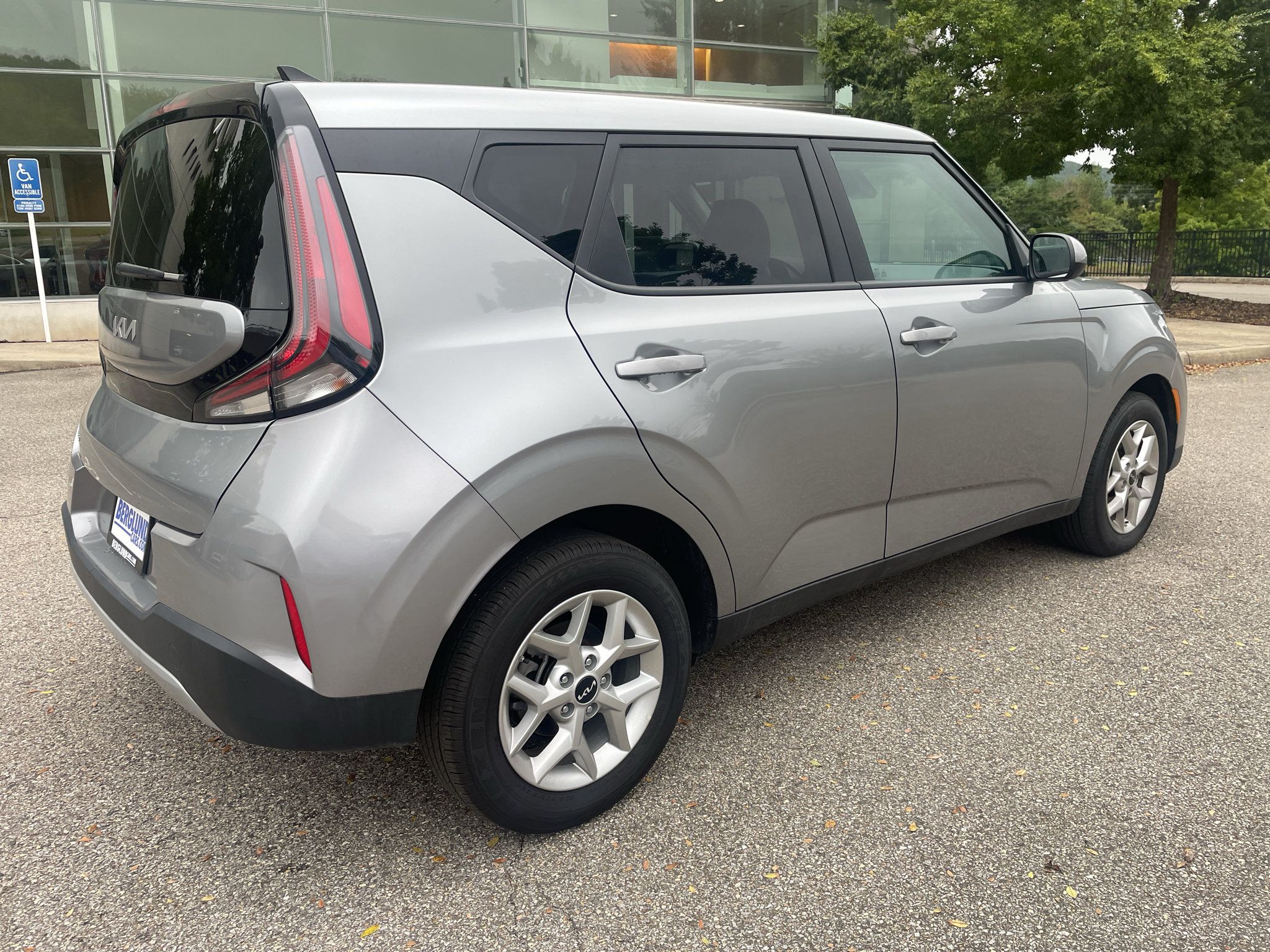 Used 2025 Kia Soul LX w/ LX Technology Package FWD image 3