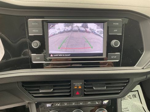 Used 2019 Volkswagen Jetta SE w/ Cold Weather Package FWD image 16