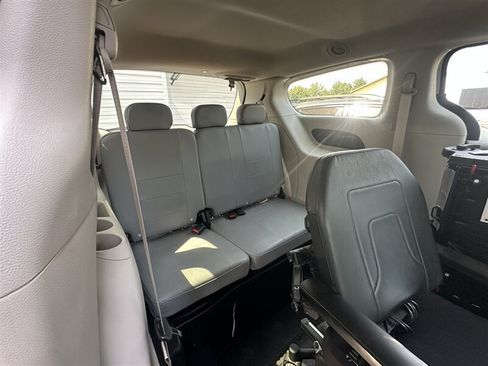 Used 2022 Chrysler Voyager LX FWD image 35