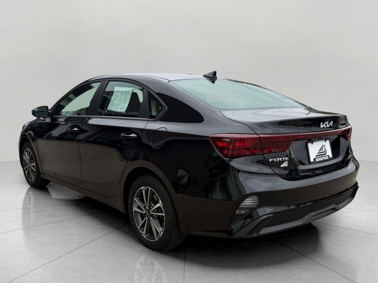 Used 2024 Kia Forte LXS w/ LXS Technology Package FWD image 9