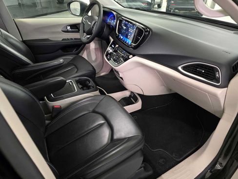 Used 2023 Chrysler Pacifica Touring-L FWD image 10