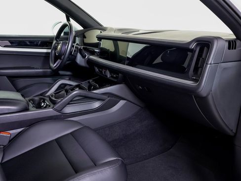 Certified 2024 Porsche Cayenne S image 7