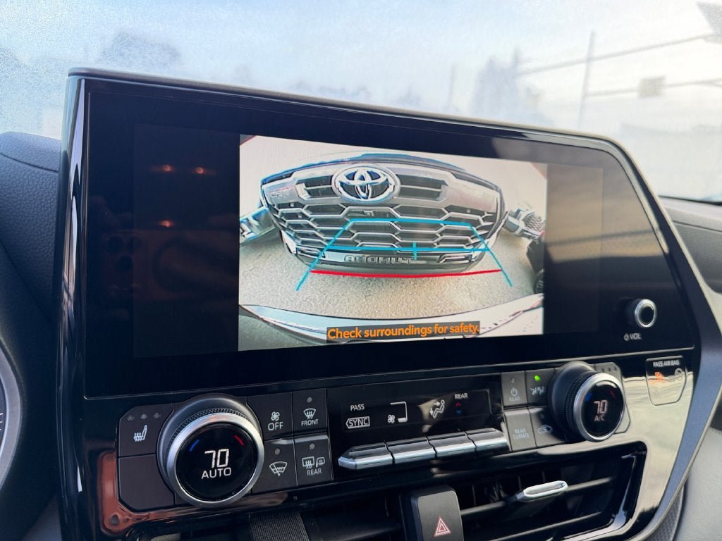 Used 2023 Toyota Highlander XLE AWD/4WD image 17
