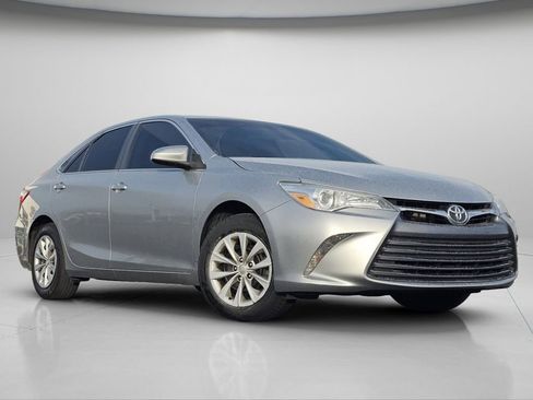 Used 2015 Toyota Camry LE image 2