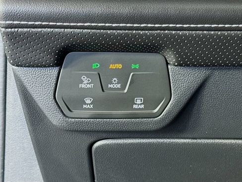 Used 2024 Volkswagen Atlas Cross Sport SE w/ Panoramic Sunroof Package FWD image 10