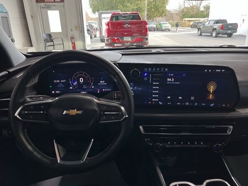 Used 2025 Chevrolet Traverse LT image 17