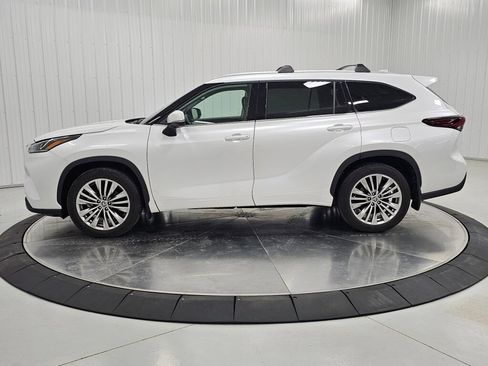 Used 2024 Toyota Highlander Platinum AWD/4WD image 2