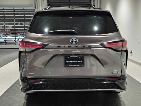 Used 2022 Toyota Sienna XSE w/ XSE Plus Package image 4