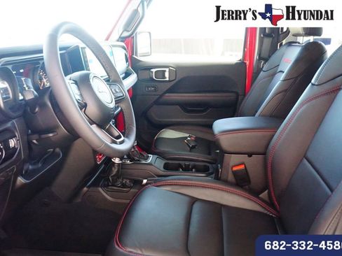 Used 2025 Jeep Wrangler Unlimited Rubicon AWD/4WD image 18