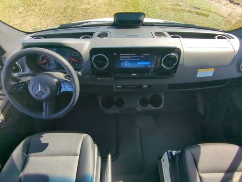 Used 2025 Mercedes-Benz Sprinter 2500 image 2