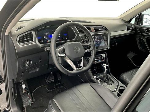 Used 2023 Volkswagen Tiguan SE w/ Panoramic Sunroof Package image 17