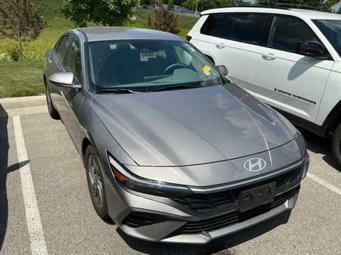 Used 2024 Hyundai Elantra SEL FWD image 3
