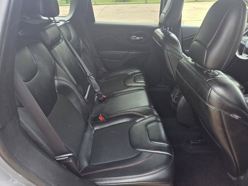 Used 2019 Jeep Cherokee Trailhawk w/ Cold Weather Group AWD/4WD image 10