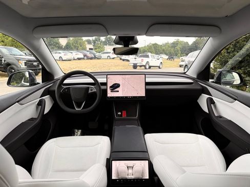 Used 2026 Tesla Model Y 2WD image 33
