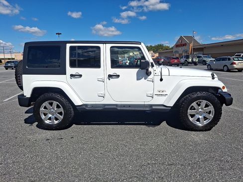 Used 2017 Jeep Wrangler Unlimited Sahara w/ Connectivity Group AWD/4WD image 7