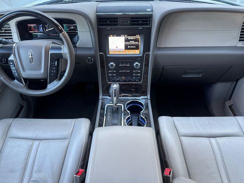 Used 2017 Lincoln Navigator Select image 12