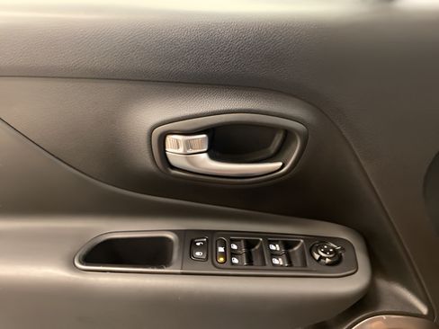 Used 2022 Jeep Renegade Latitude AWD/4WD image 18
