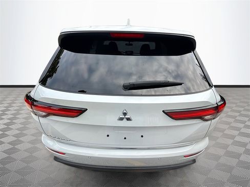Used 2024 Mitsubishi Outlander ES image 7