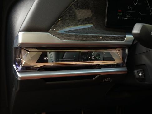 Used 2023 BMW 760i xDrive w/ Executive Package image 27