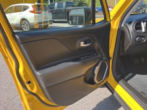 Used 2023 Jeep Renegade Latitude AWD/4WD image 5