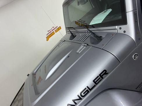 Used 2015 Jeep Wrangler Unlimited Sahara image 11