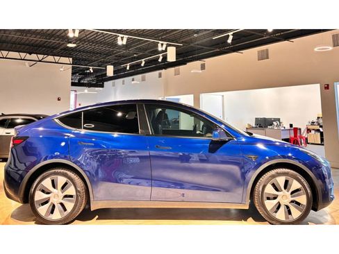 Used 2022 Tesla Model Y Long Range image 7