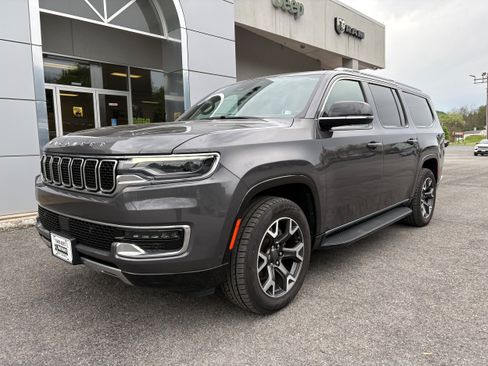 Certified 2024 Jeep Wagoneer L Series III w/ Flexible Seating Group AWD/4WD image 3