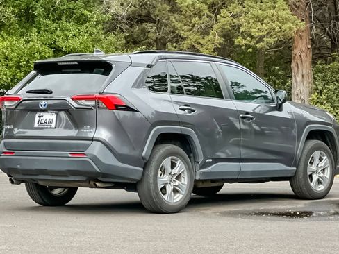 Used 2022 Toyota RAV4 LE AWD/4WD image 4