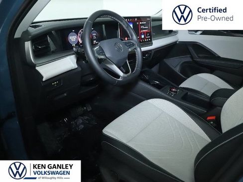 Used 2025 Volkswagen Tiguan SE AWD/4WD image 17