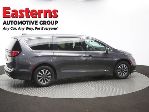 Used 2022 Chrysler Pacifica Touring-L w/ Uconnect Theater Family Group FWD image 44