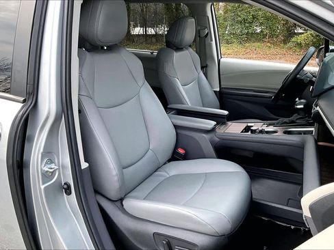 Certified 2024 Toyota Sienna XLE image 9