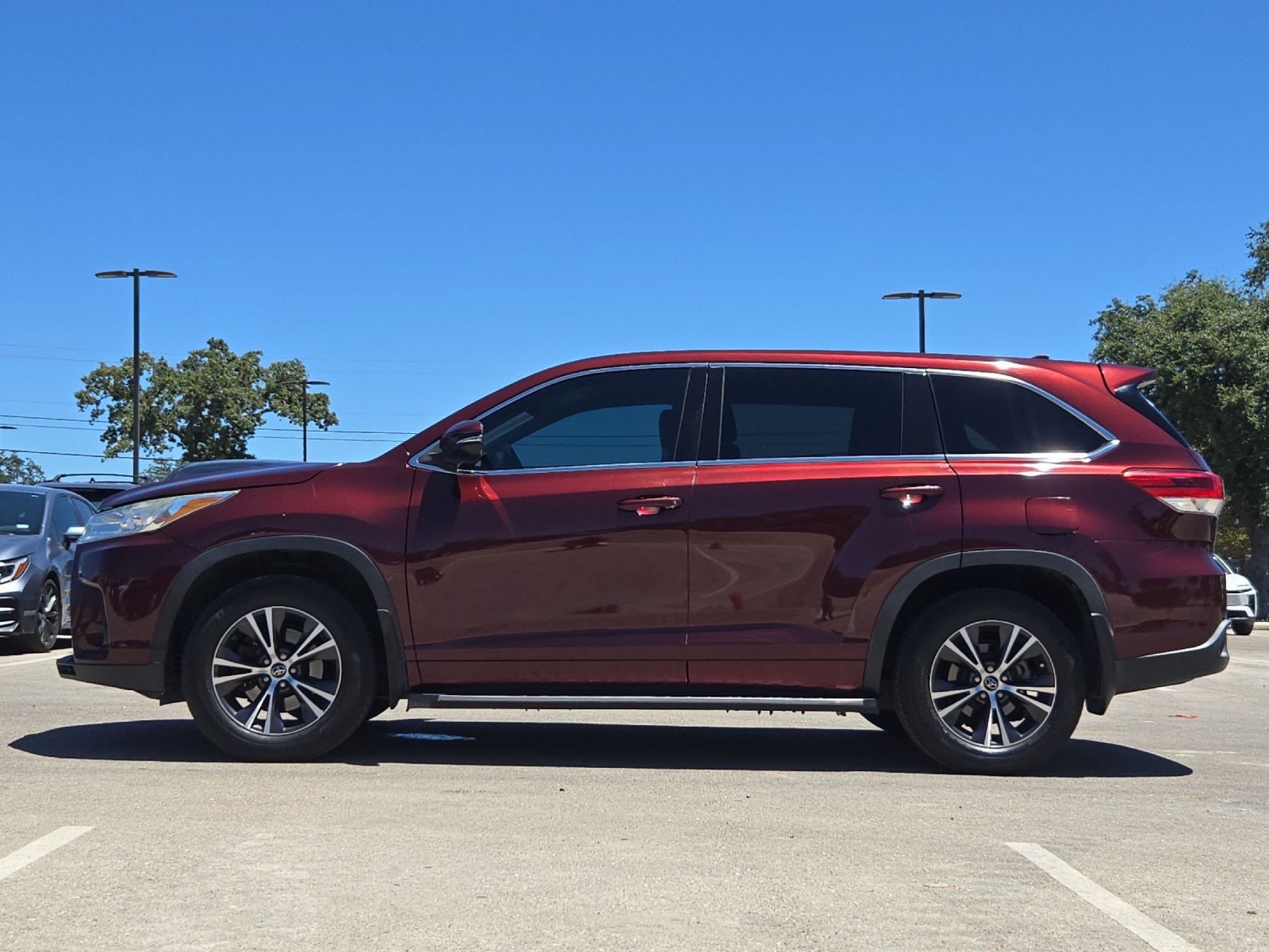Used 2018 Toyota Highlander Plus FWD image 2
