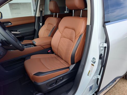 New 2025 Nissan Pathfinder Platinum image 7