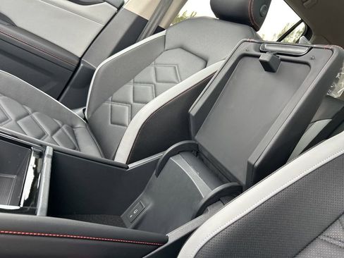 Used 2025 Volkswagen Atlas Peak Edition SE image 33