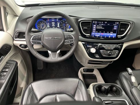 Used 2023 Chrysler Pacifica Touring-L FWD image 13