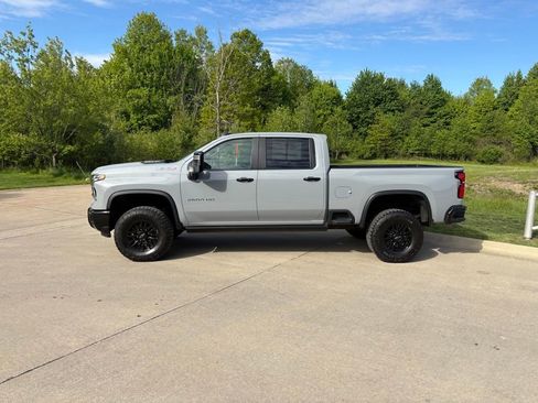 Used 2024 Chevrolet Silverado 2500 ZR2 w/ Technology Package AWD/4WD image 6