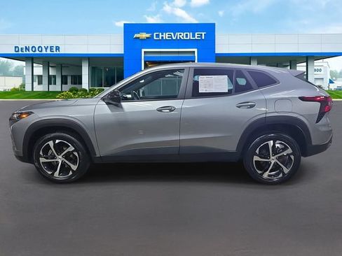 Used 2024 Chevrolet Trax RS w/ Sunroof Package FWD image 10