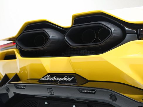 Used 2024 Lamborghini Revuelto image 16