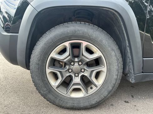 Used 2019 Jeep Cherokee Trailhawk w/ Cold Weather Group AWD/4WD image 9