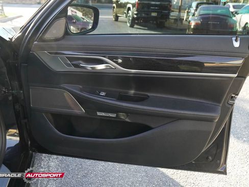 Used 2018 BMW 740i image 25