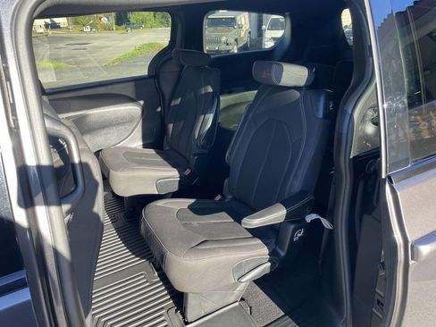 Used 2020 Chrysler Pacifica Touring w/ Advanced Safetytec Group image 12