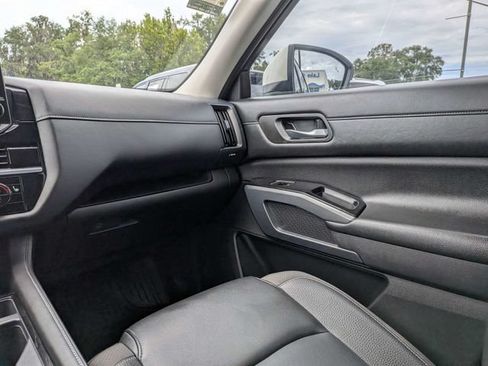 Used 2024 Nissan Pathfinder SL AWD/4WD image 17