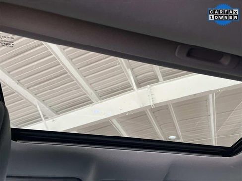 Used 2017 Toyota Highlander SE image 16